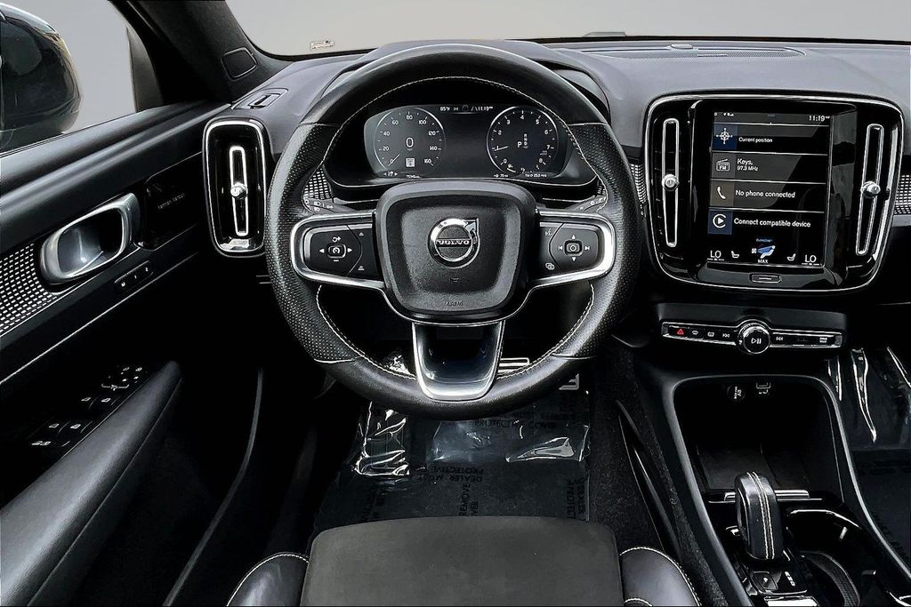 Thumbnail: 2021 Volvo XC40 - 2