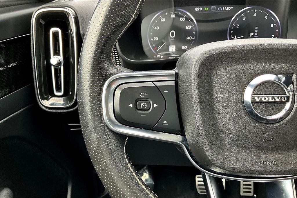 Thumbnail: 2021 Volvo XC40 - 26