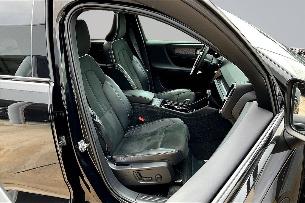 Thumbnail: 2021 Volvo XC40 - 9