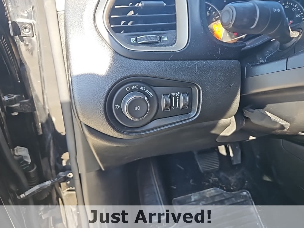 Thumbnail: 2015 Jeep Renegade - 11