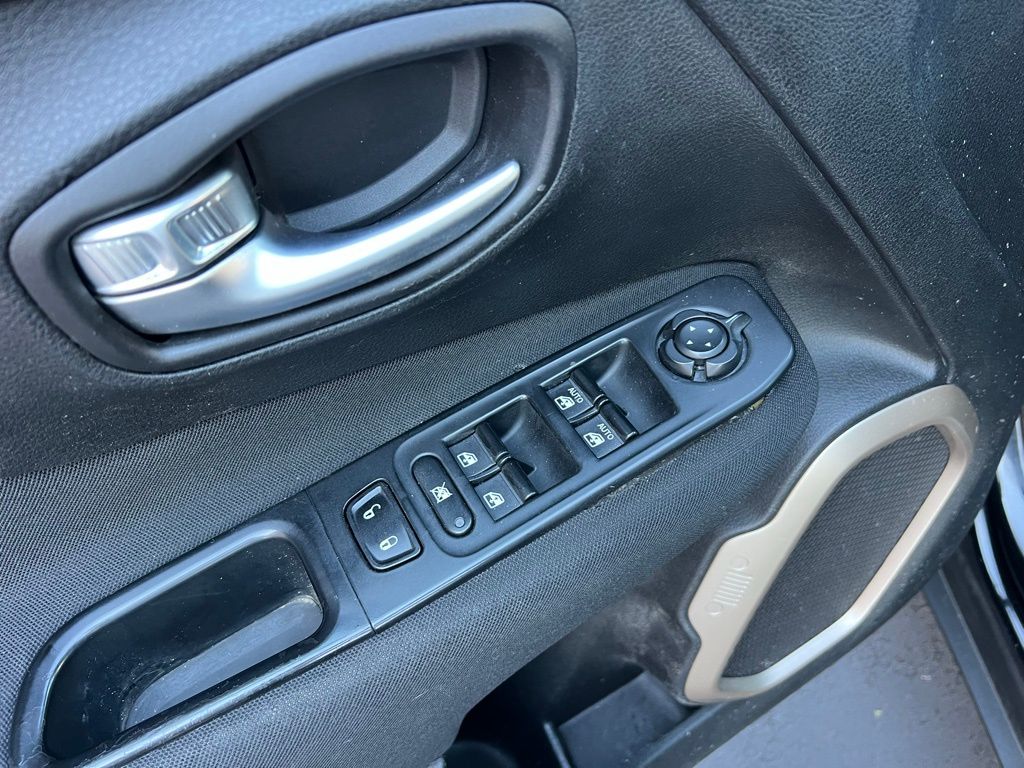 Thumbnail: 2015 Jeep Renegade - 21