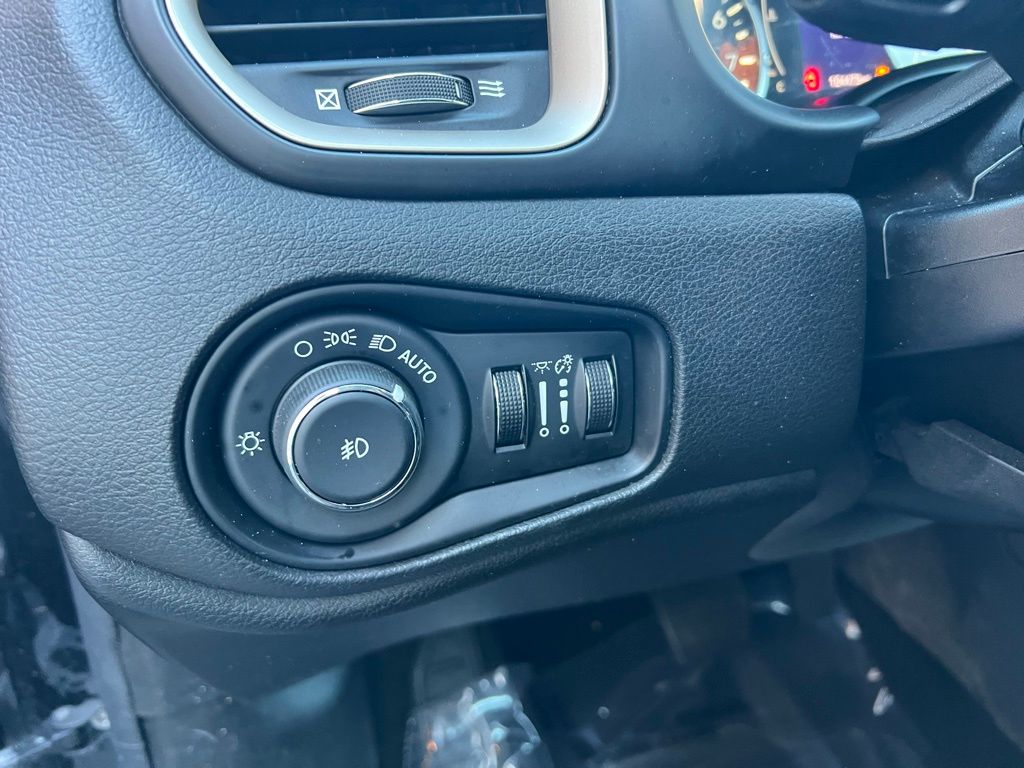 Thumbnail: 2015 Jeep Renegade - 22