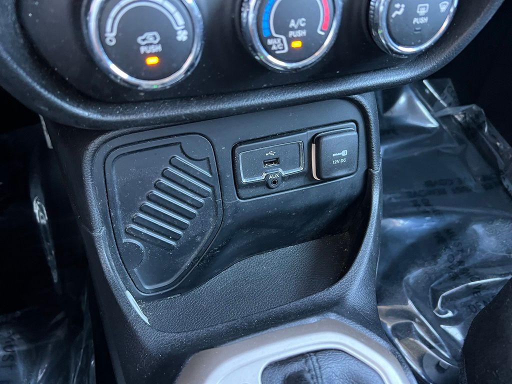 Thumbnail: 2015 Jeep Renegade - 31