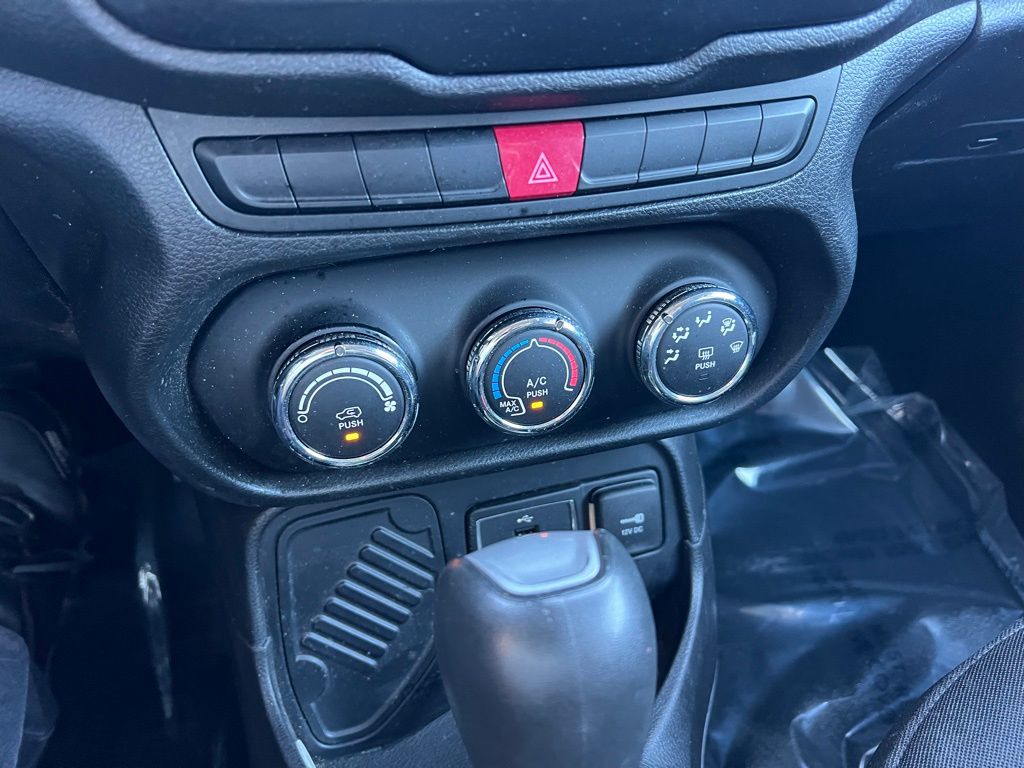 Thumbnail: 2015 Jeep Renegade - 30