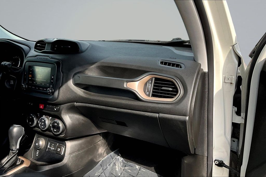 Thumbnail: 2016 Jeep Renegade - 13