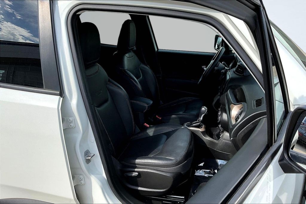 Thumbnail: 2016 Jeep Renegade - 10