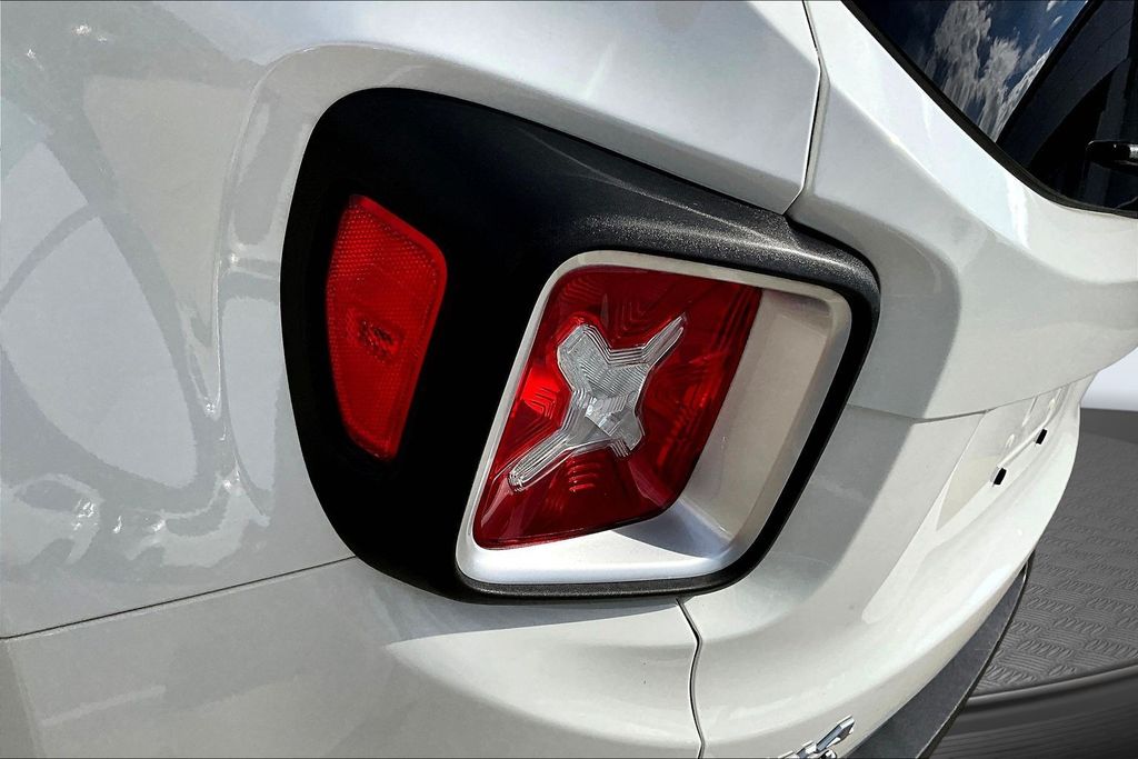 Thumbnail: 2016 Jeep Renegade - 33
