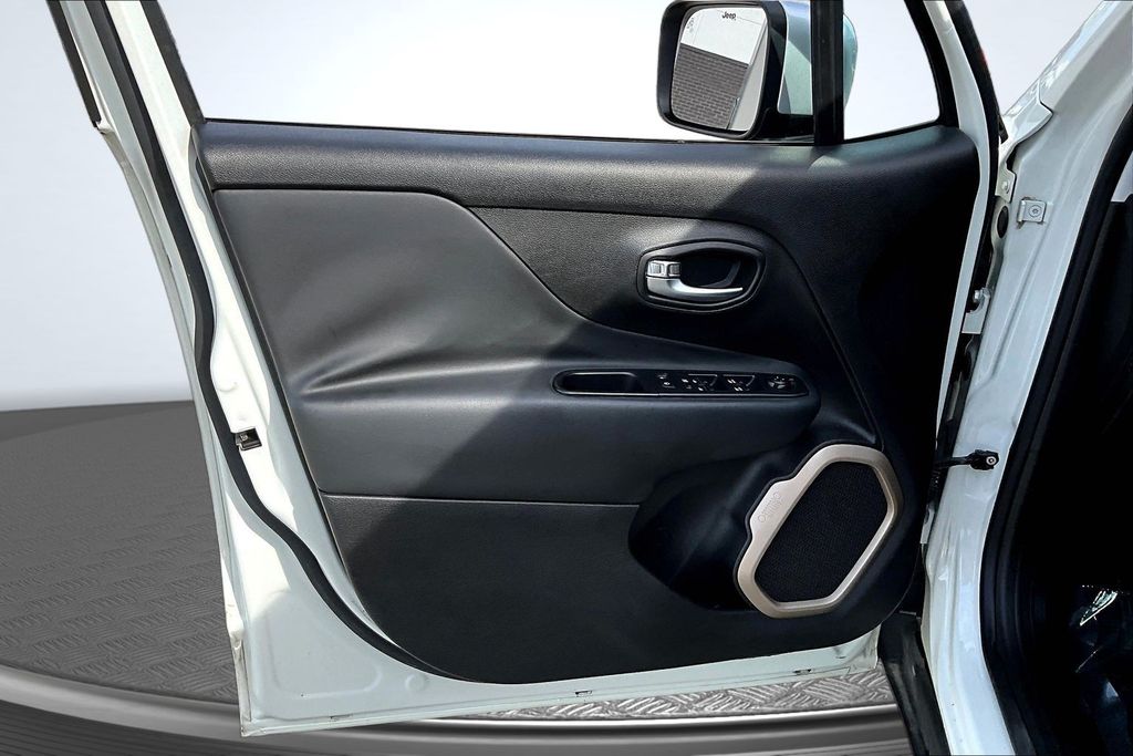 Thumbnail: 2016 Jeep Renegade - 22