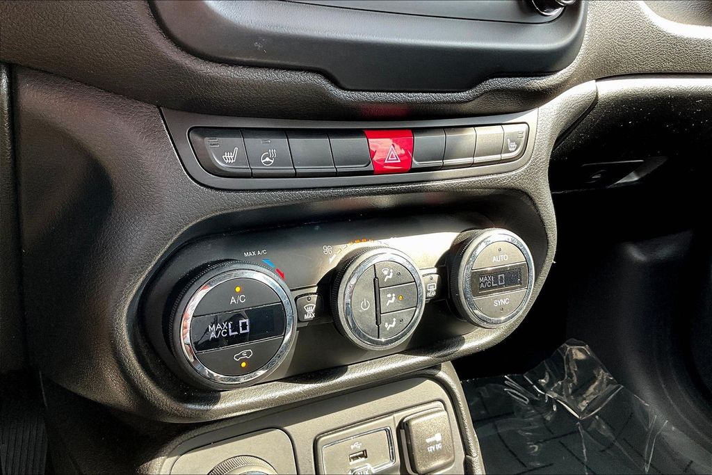 Thumbnail: 2016 Jeep Renegade - 27