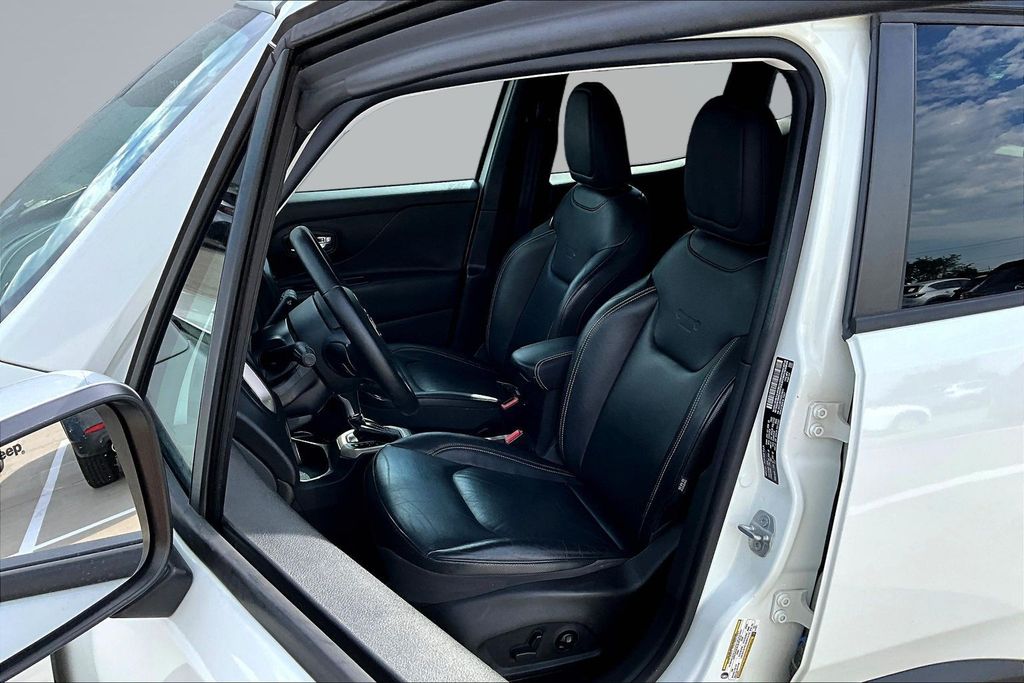 Thumbnail: 2016 Jeep Renegade - 8