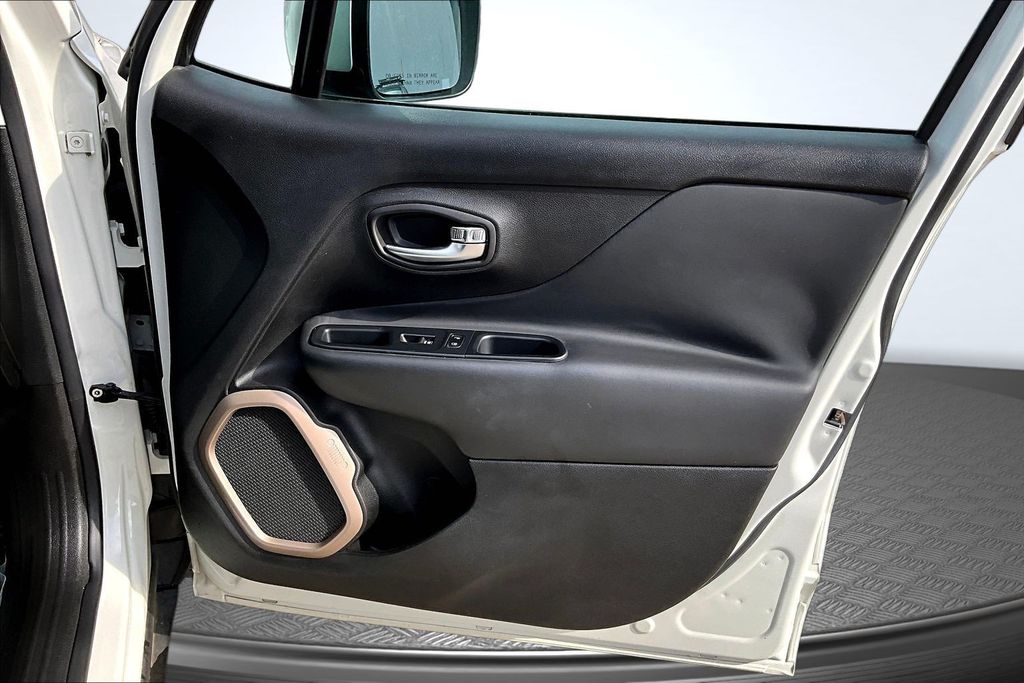 Thumbnail: 2016 Jeep Renegade - 23