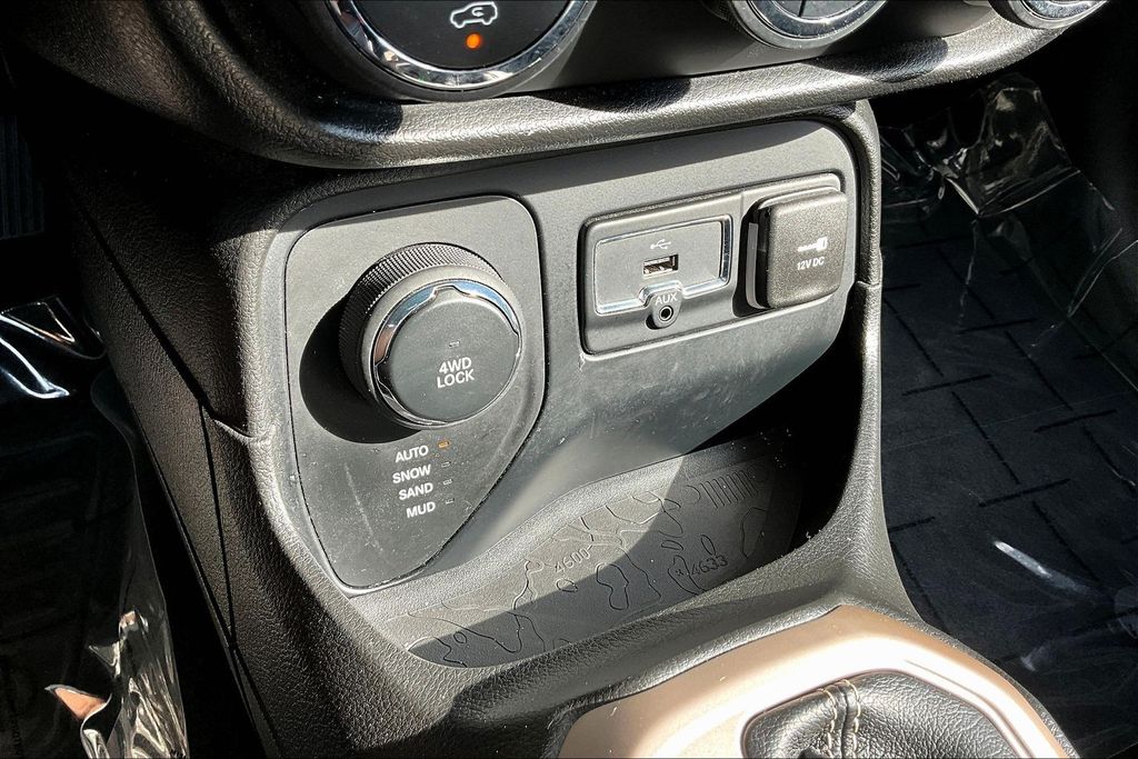 Thumbnail: 2016 Jeep Renegade - 28