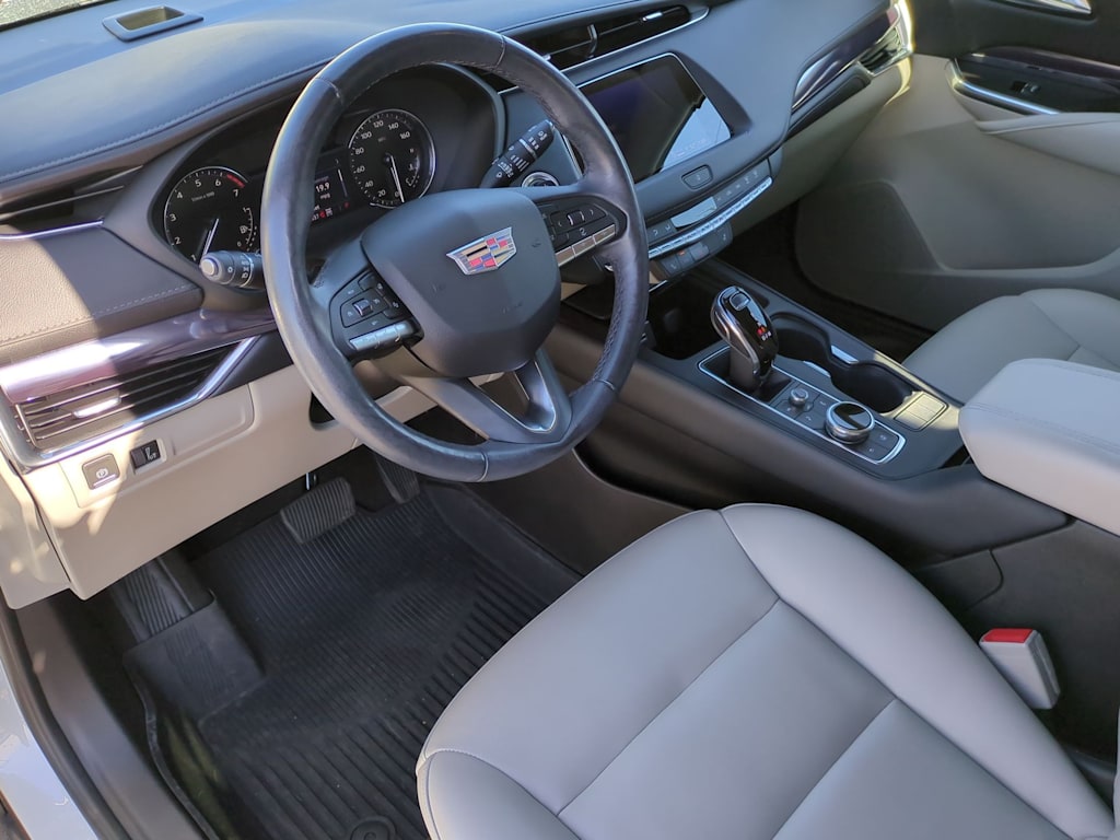 2023 Cadillac XT4 Luxury 2