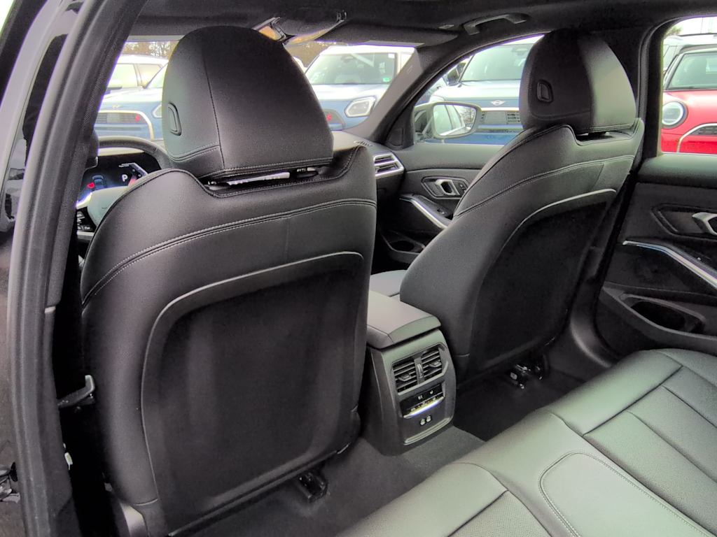 Thumbnail: 2026 BMW 3 Series - 13