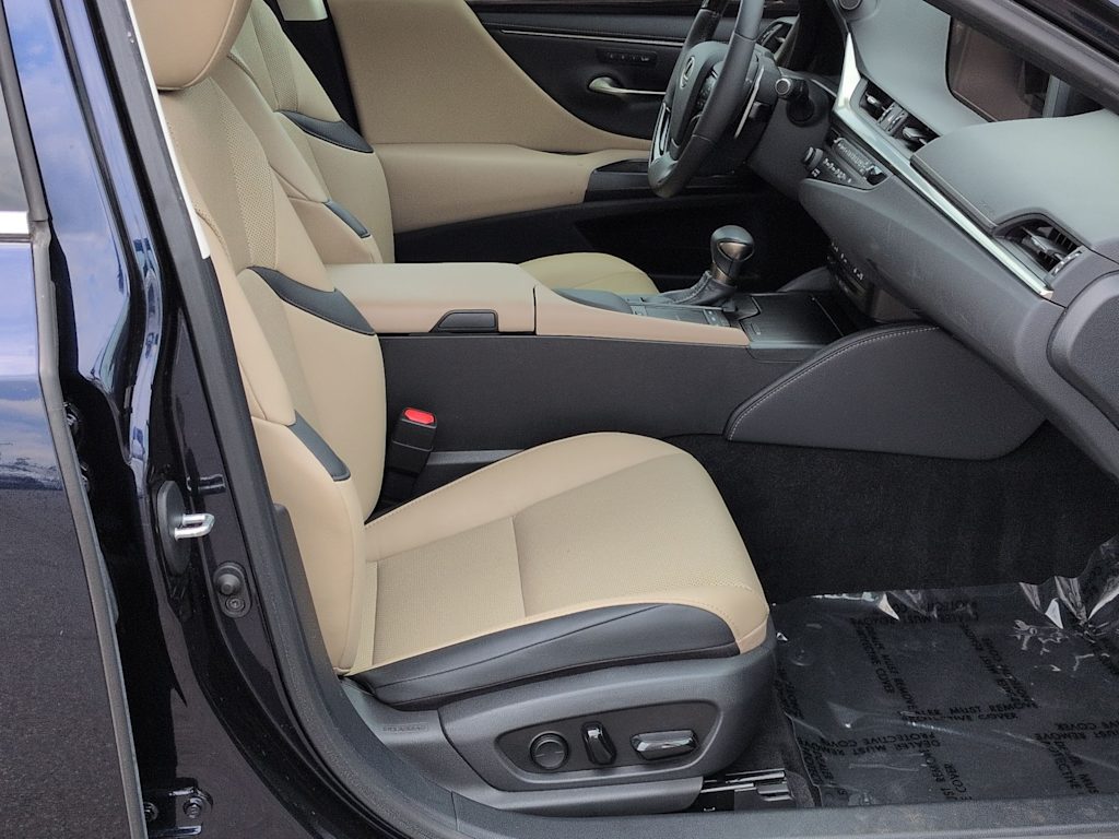 Thumbnail: 2020 Lexus ES - 31