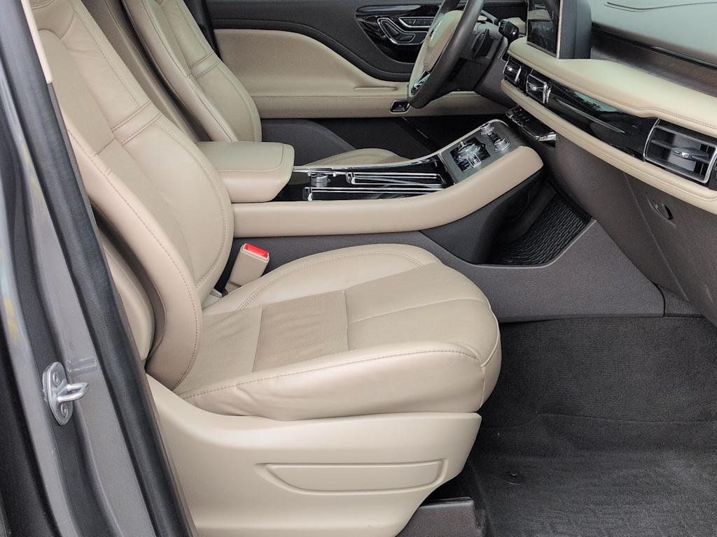 Thumbnail: 2023 Lincoln Aviator - 31