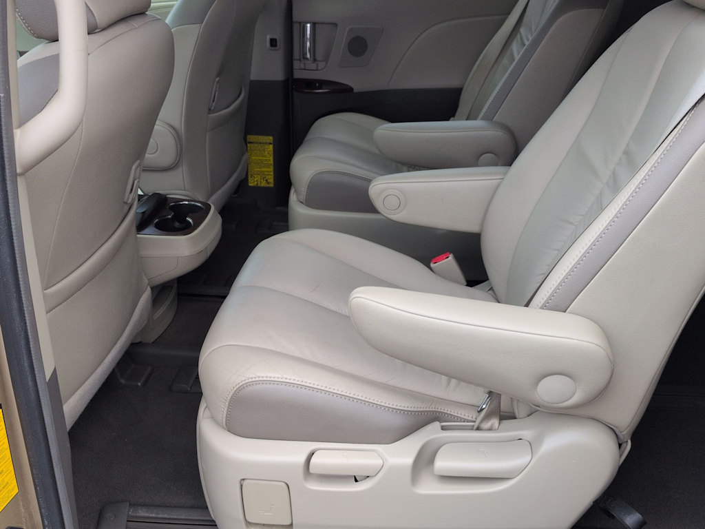 Thumbnail: 2011 Toyota Sienna - 29