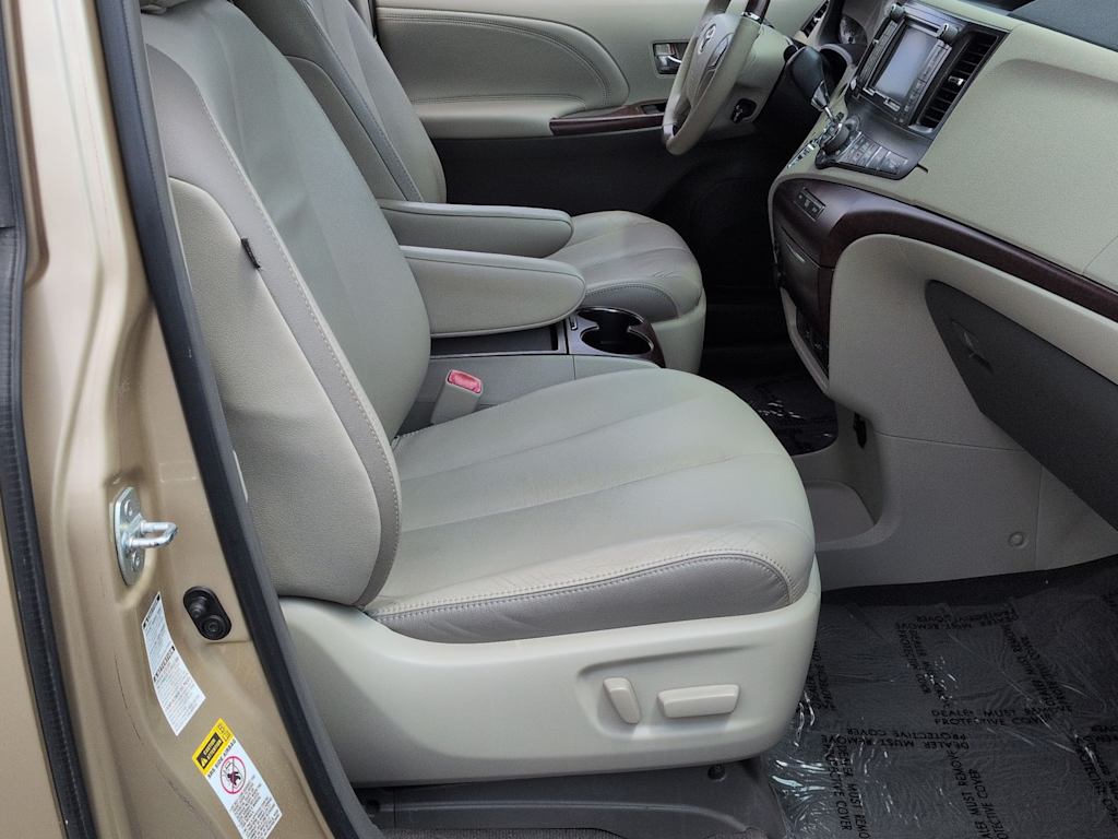 Thumbnail: 2011 Toyota Sienna - 12