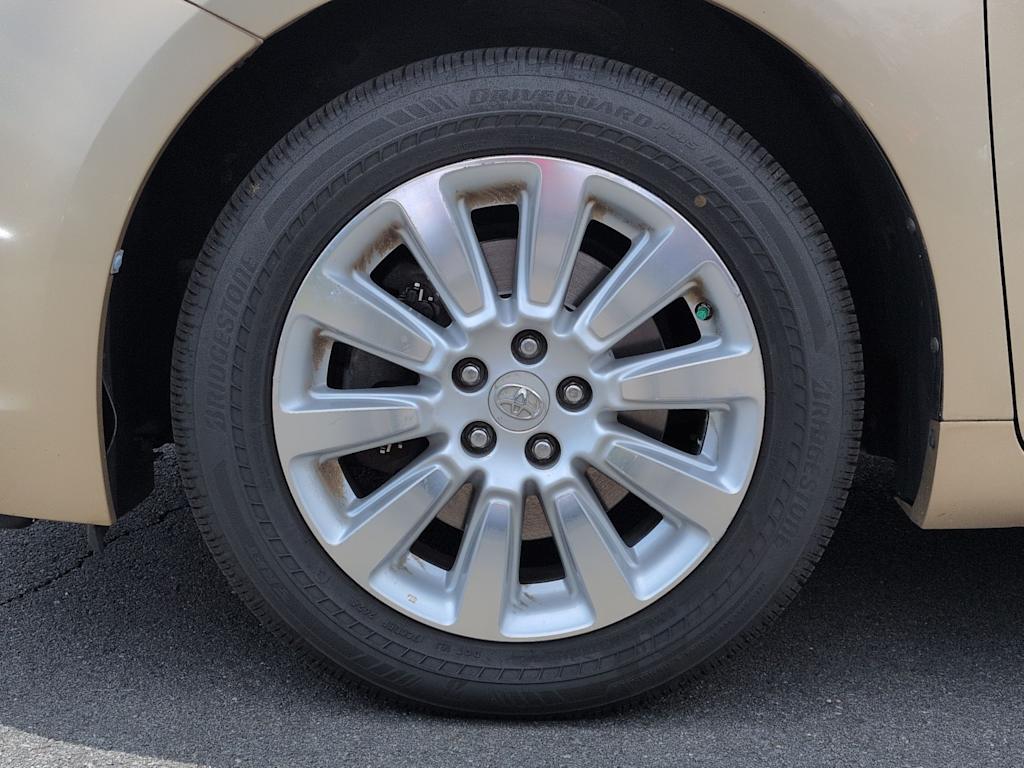 Thumbnail: 2011 Toyota Sienna - 8
