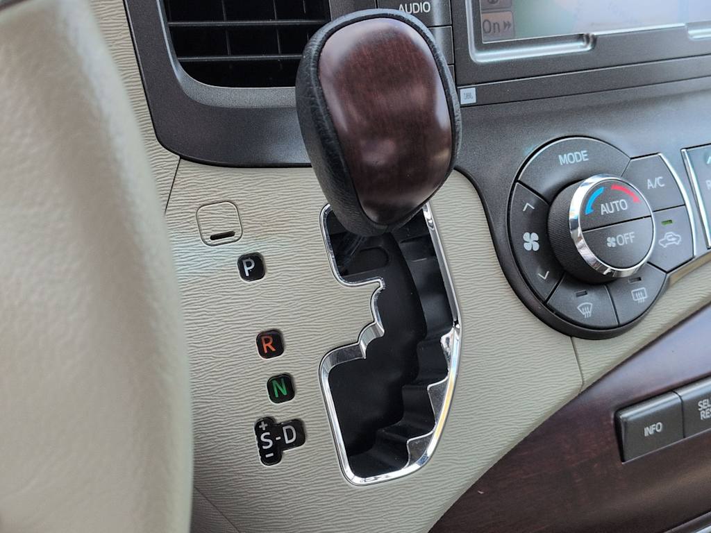 Thumbnail: 2011 Toyota Sienna - 39