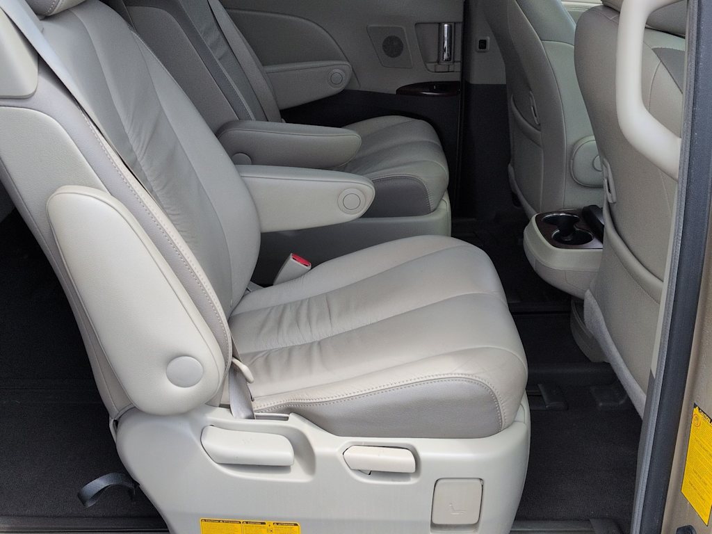 Thumbnail: 2011 Toyota Sienna - 30