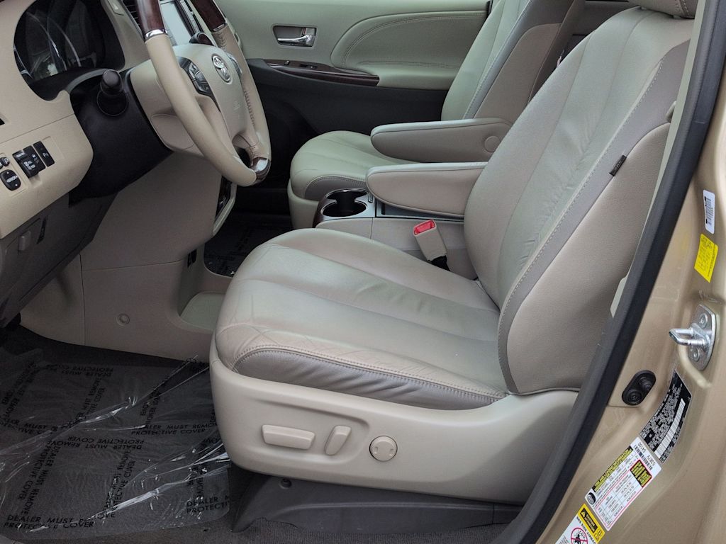 Thumbnail: 2011 Toyota Sienna - 11