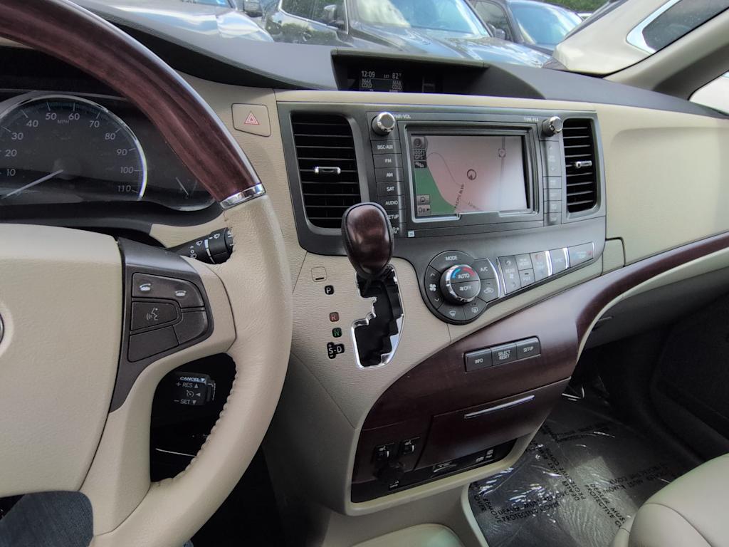 Thumbnail: 2011 Toyota Sienna - 15