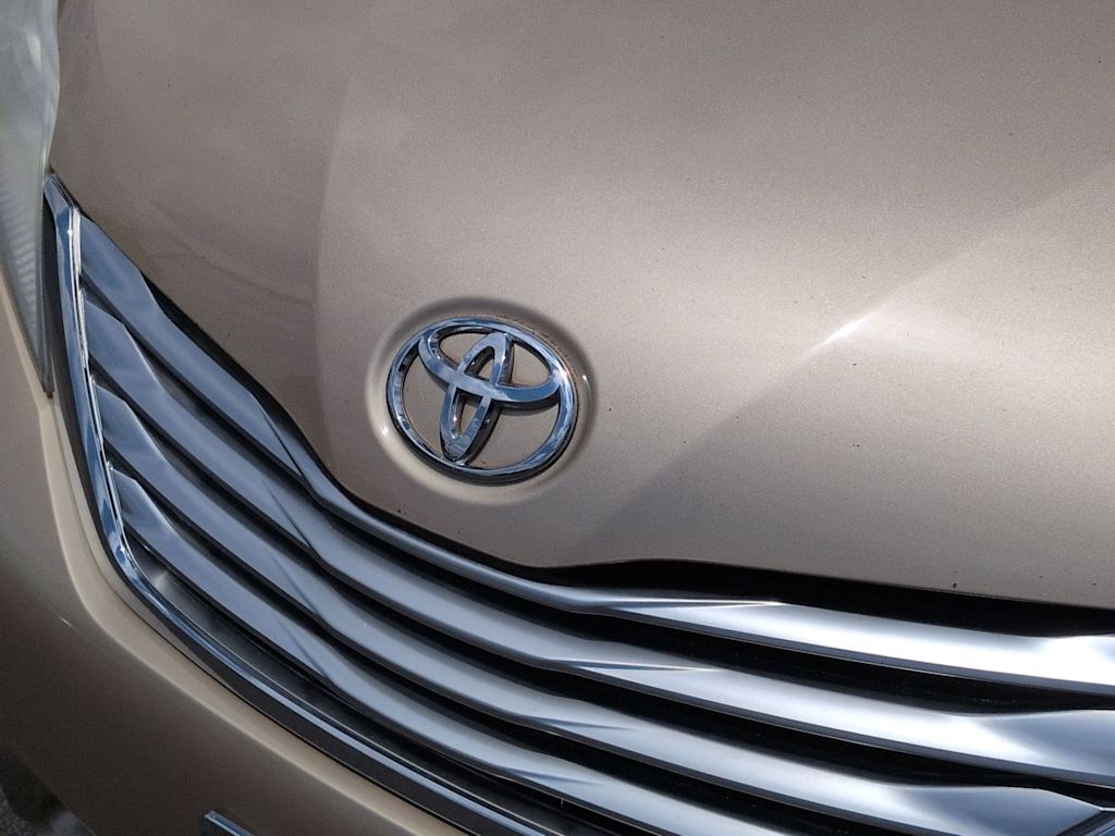 Thumbnail: 2011 Toyota Sienna - 7