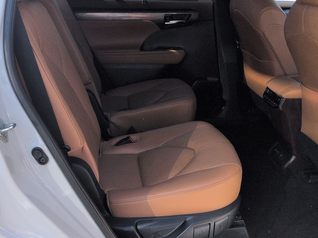 Thumbnail: 2021 Toyota Highlander - 28