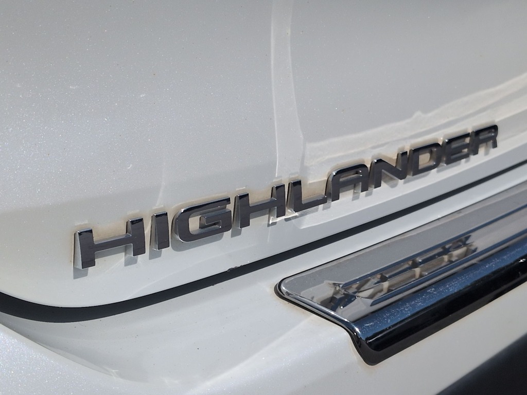 Thumbnail: 2021 Toyota Highlander - 25