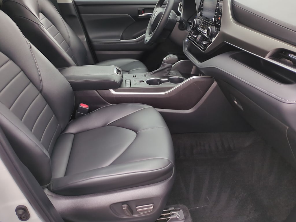 Thumbnail: 2022 Toyota Highlander - 12