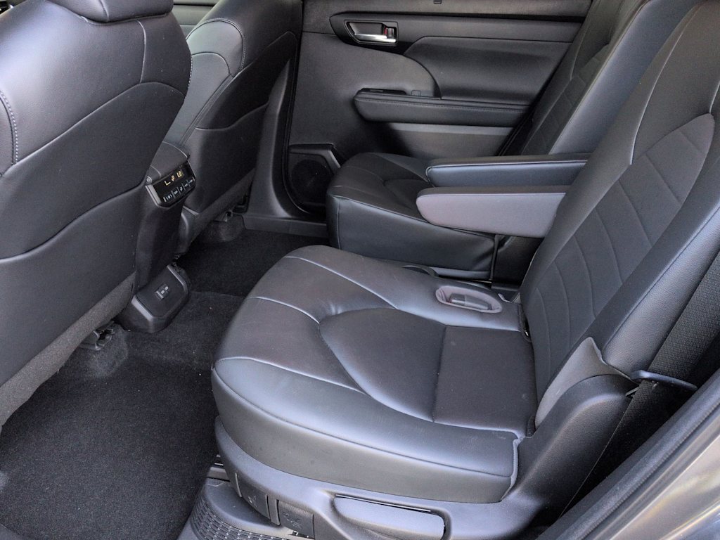 Thumbnail: 2023 Toyota Highlander - 30