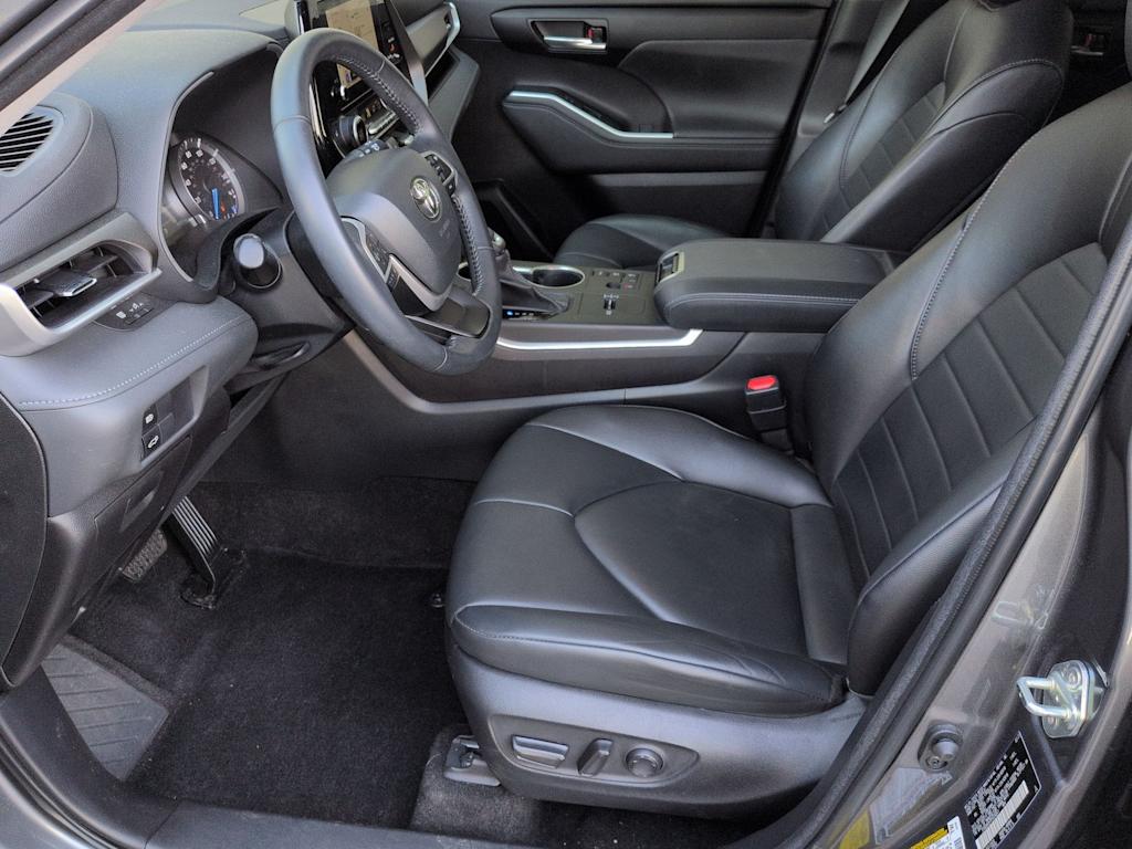 Thumbnail: 2023 Toyota Highlander - 11