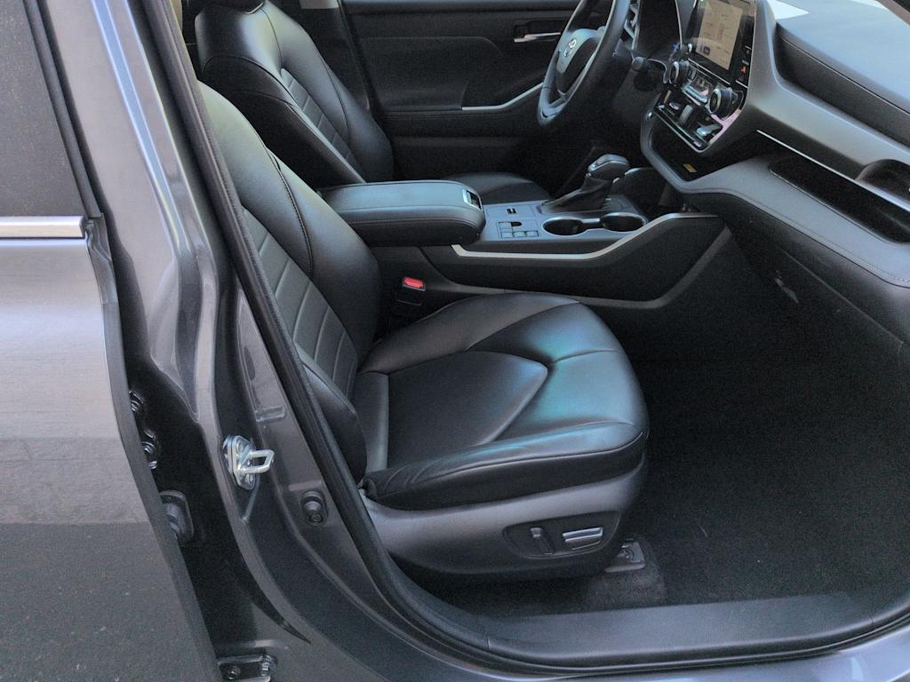 Thumbnail: 2023 Toyota Highlander - 12