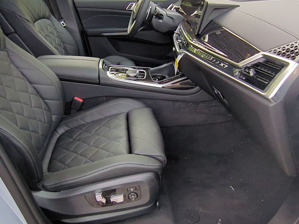 Thumbnail: 2025 BMW X7 - 12