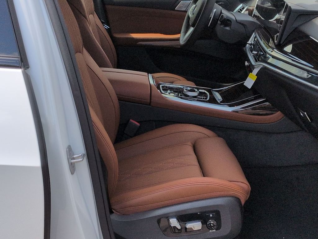 Thumbnail: 2027 BMW X7 - 12