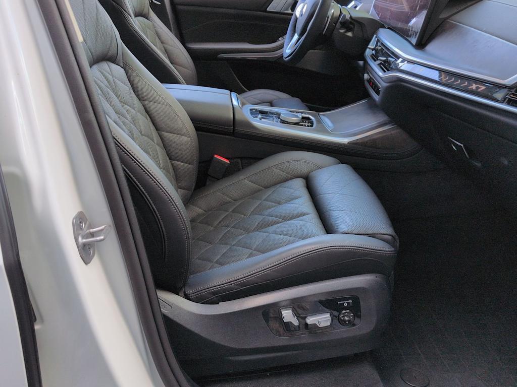 Thumbnail: 2026 BMW X7 - 12