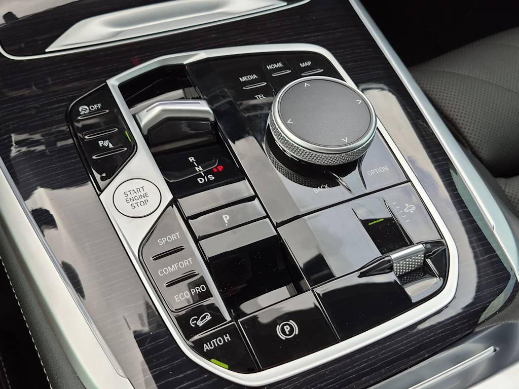Thumbnail: 2025 BMW X7 - 16