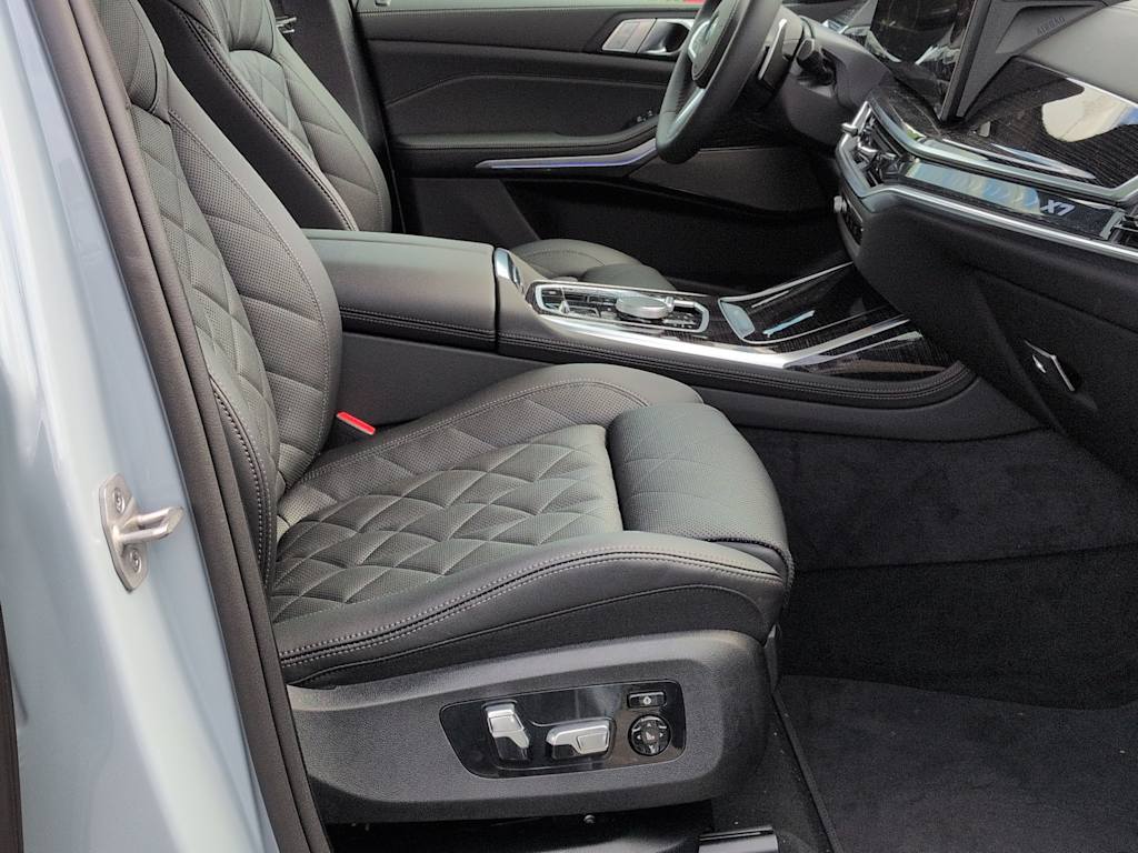 Thumbnail: 2026 BMW X7 - 12