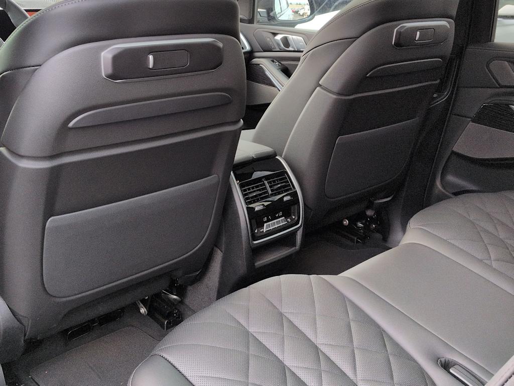 Thumbnail: 2026 BMW X7 - 13