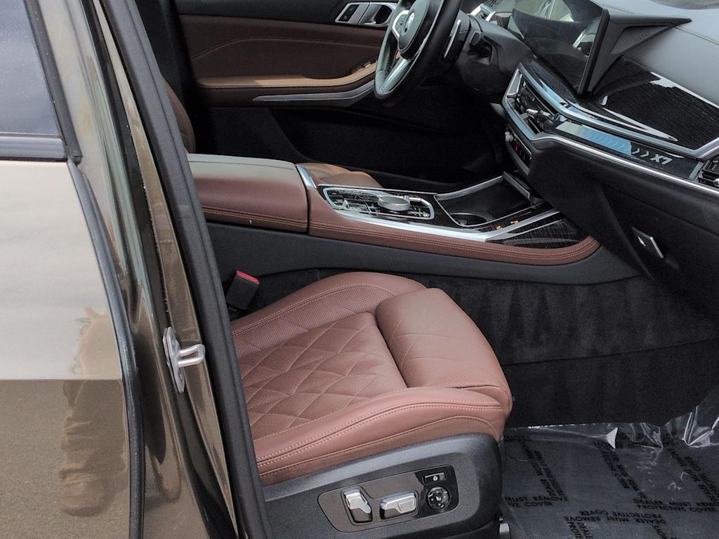 Thumbnail: 2024 BMW X7 - 12