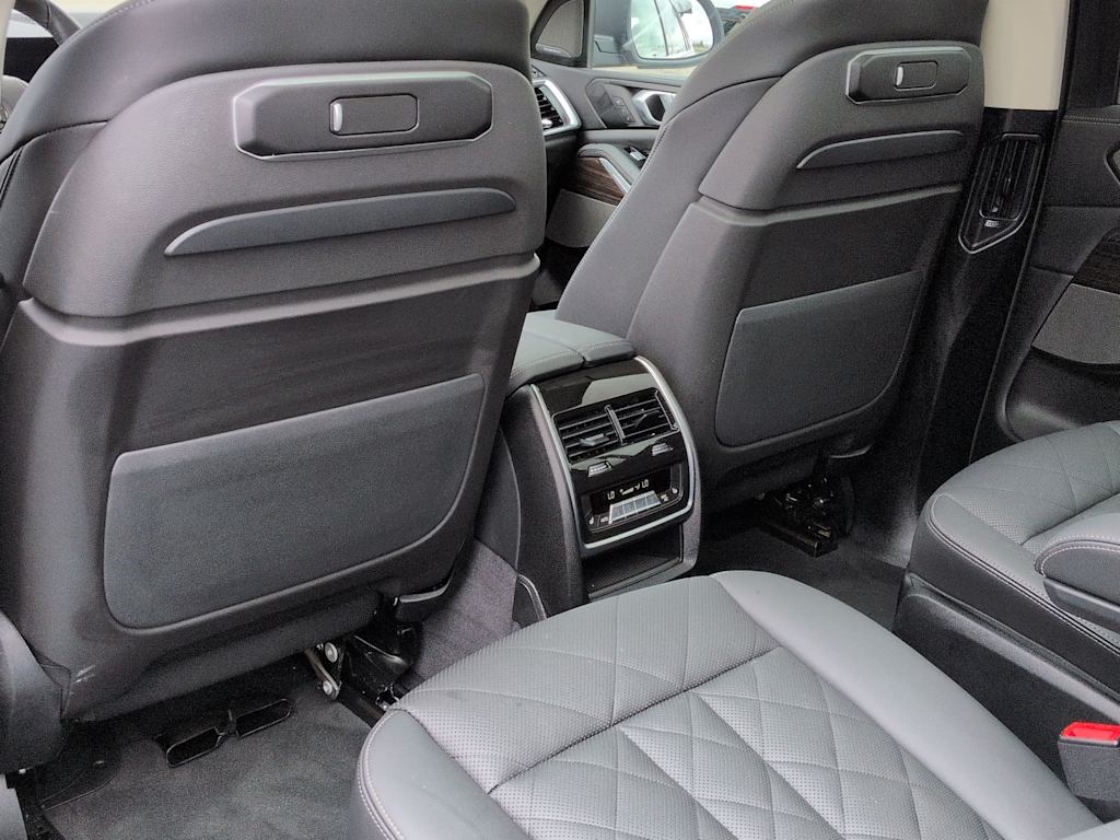 Thumbnail: 2026 BMW X7 - 13