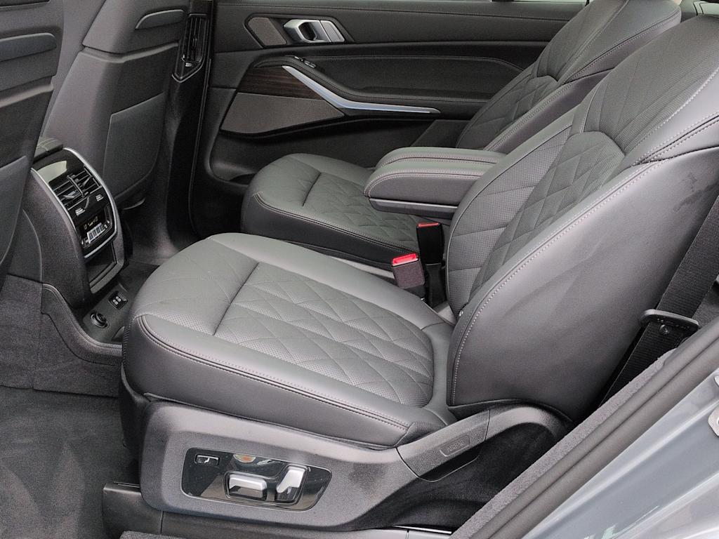 Thumbnail: 2026 BMW X7 - 12