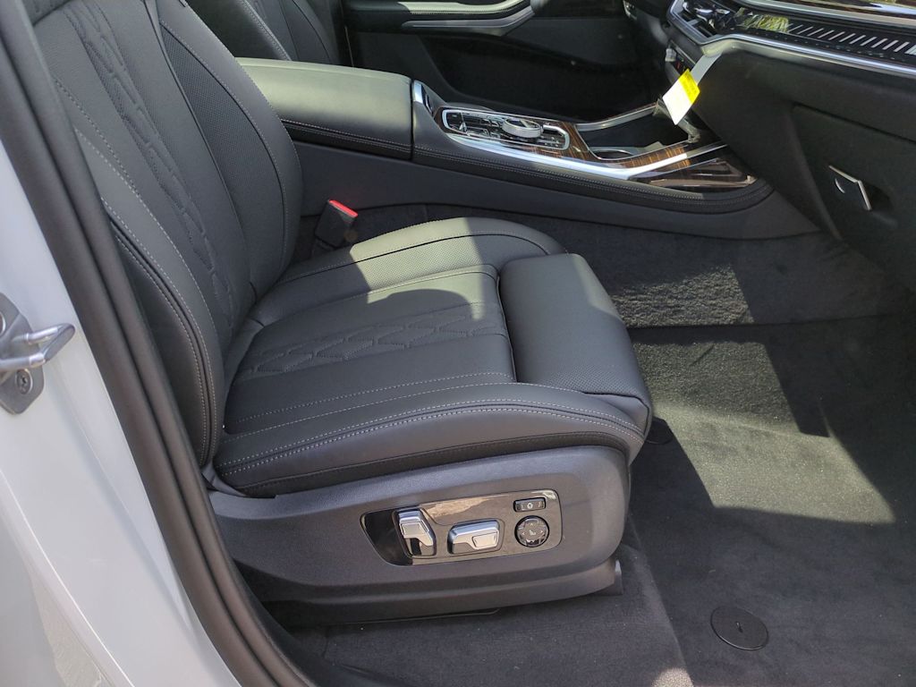 Thumbnail: 2026 BMW X7 - 29