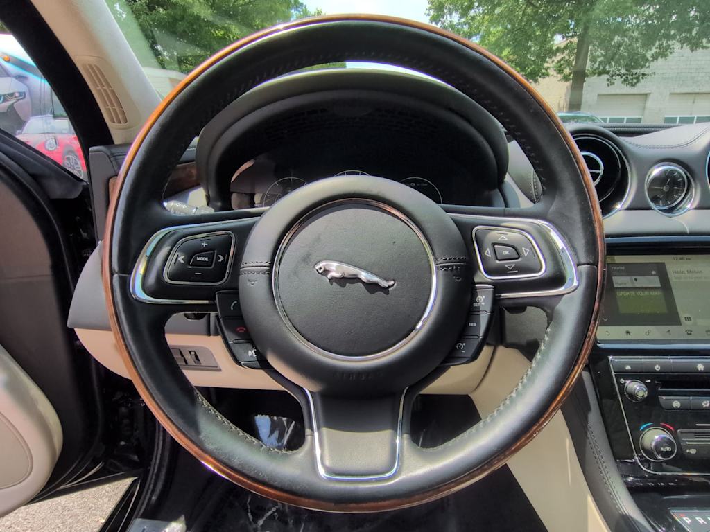 Thumbnail: 2019 Jaguar XJ - 13