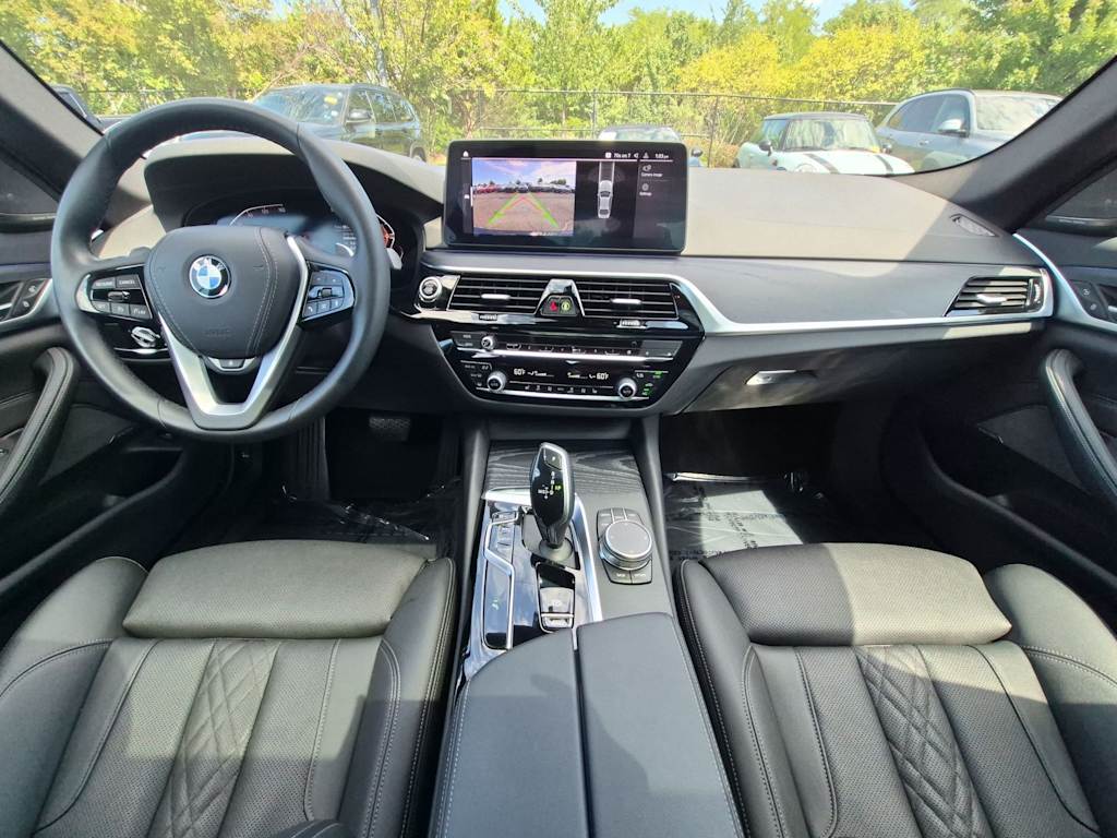 Thumbnail: 2023 BMW 5 Series - 10