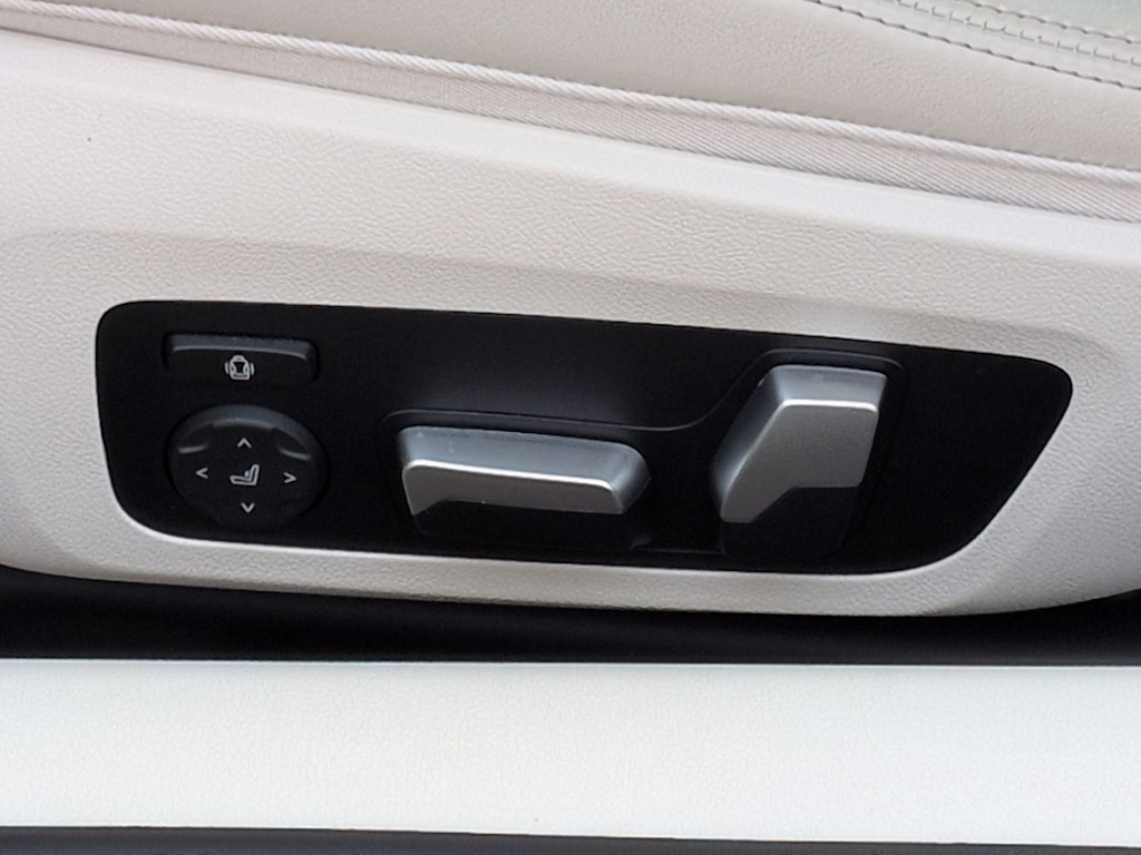 Thumbnail: 2024 BMW 8 Series - 24