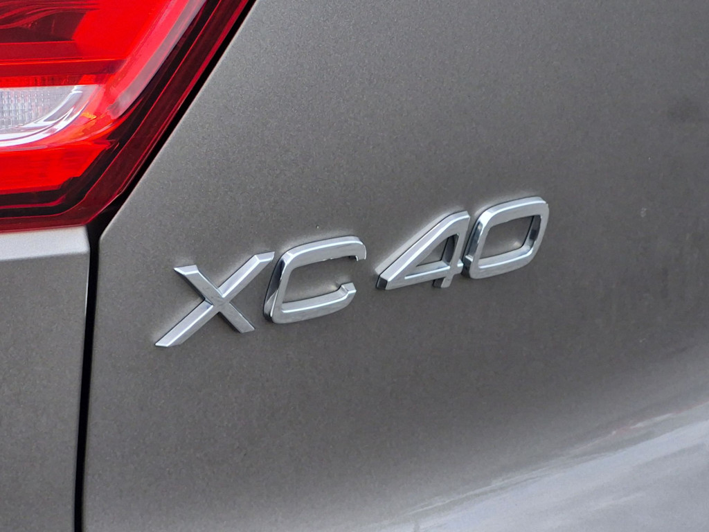 Thumbnail: 2022 Volvo XC40 - 26