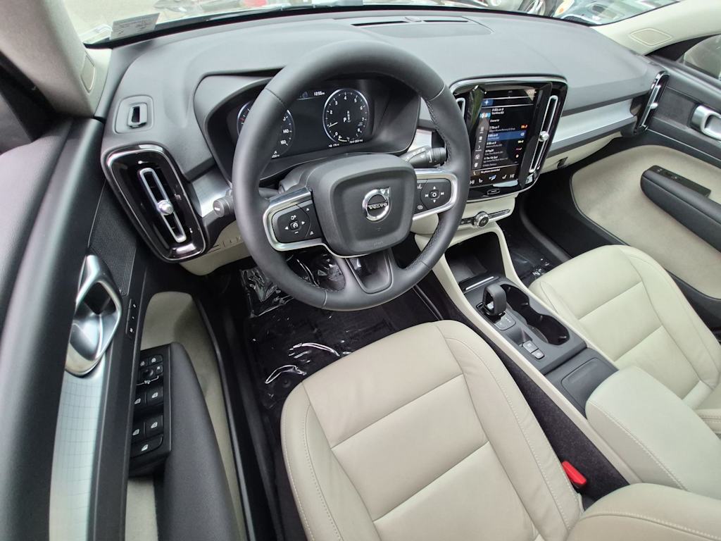 Thumbnail: 2022 Volvo XC40 - 2