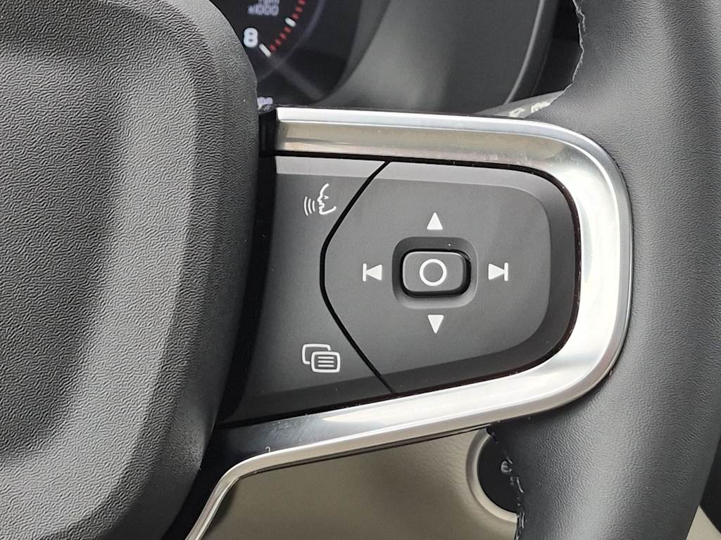 Thumbnail: 2022 Volvo XC40 - 33